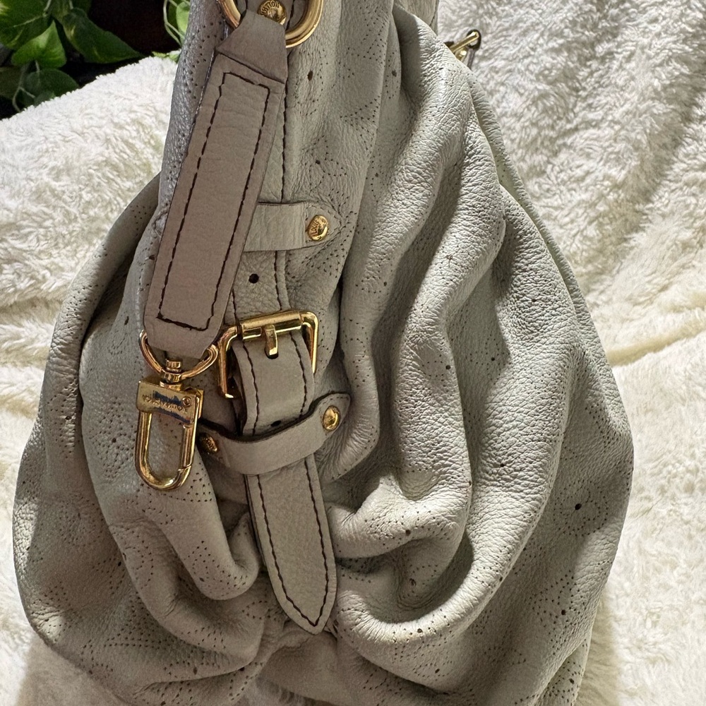 Louis Vuitton Mahina hobo Creamy mint colored Shoulder Bag - Picture 2 of 16